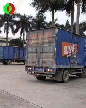 貨物已堆放到停車棚，三臺貨車扎堆裝車！