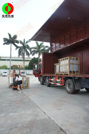 客戶訂購的一批蔬果清洗切割加工機(jī)械裝車出貨！