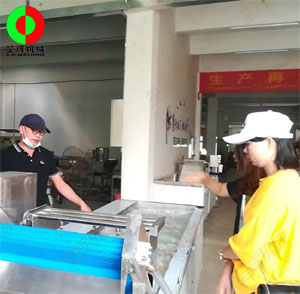 客戶親臨我司考察，測試蔬果切割清洗等設(shè)備！