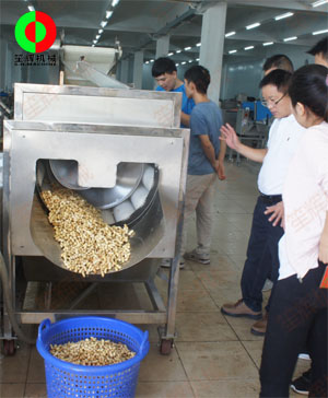 客戶到公司現(xiàn)場(chǎng)考察,并測(cè)試果蔬清洗機(jī)對(duì)花生的清洗效果！