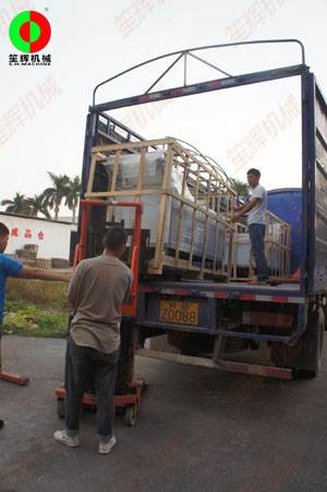 蔬果清洗機(jī)等一批食品加工機(jī)械裝車出貨！