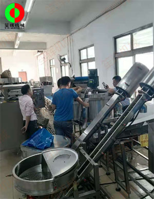 客戶現(xiàn)場(chǎng)測(cè)試排骨切丁、清洗、連續(xù)式脫水系統(tǒng)生產(chǎn)線！