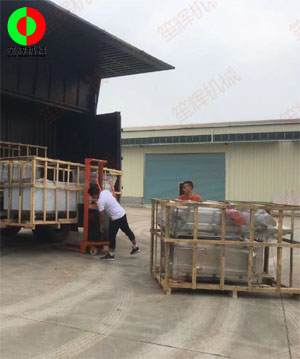 五一假期前多臺洗菜機設(shè)備裝車發(fā)貨！