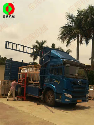 客戶訂購(gòu)的多臺(tái)氣泡洗菜機(jī)裝車(chē)發(fā)貨，按期交付！